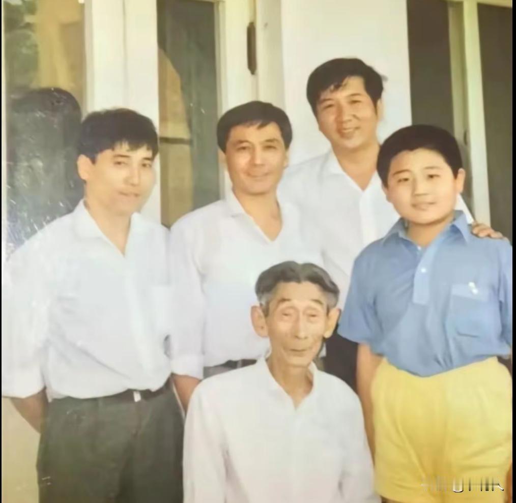90年代，马三立与家人的一张珍贵全家福。这张祖孙全家福因存世量较少，完整记录马三