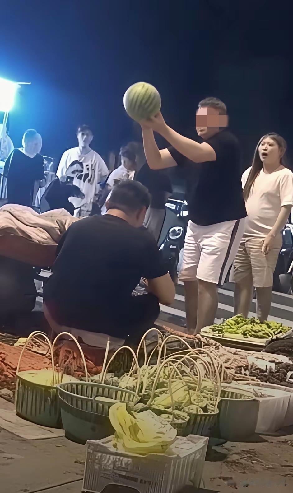 宁波北仑夜市这个砸西瓜事件最近在网上刷屏。起因只是买瓜挑瓜发生口角，女顾客当场打