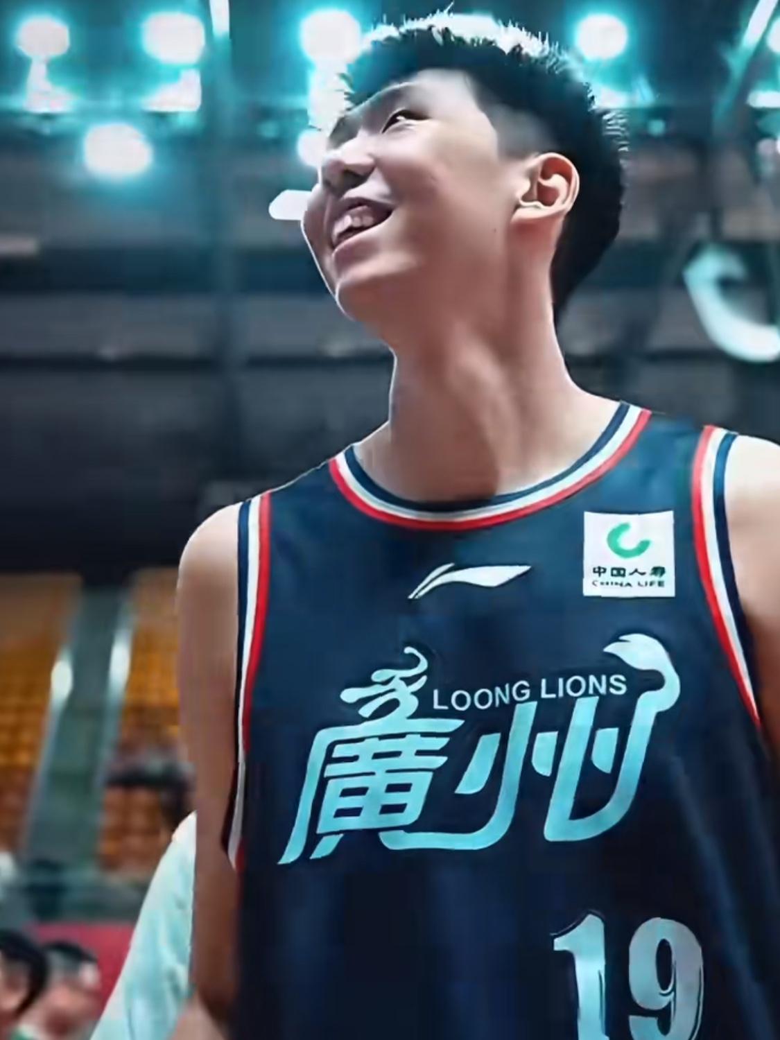 “x杜锋、x杜锋……”这是广州龙狮收官战赛后球迷对徐昕说的话，后者听到后笑了。