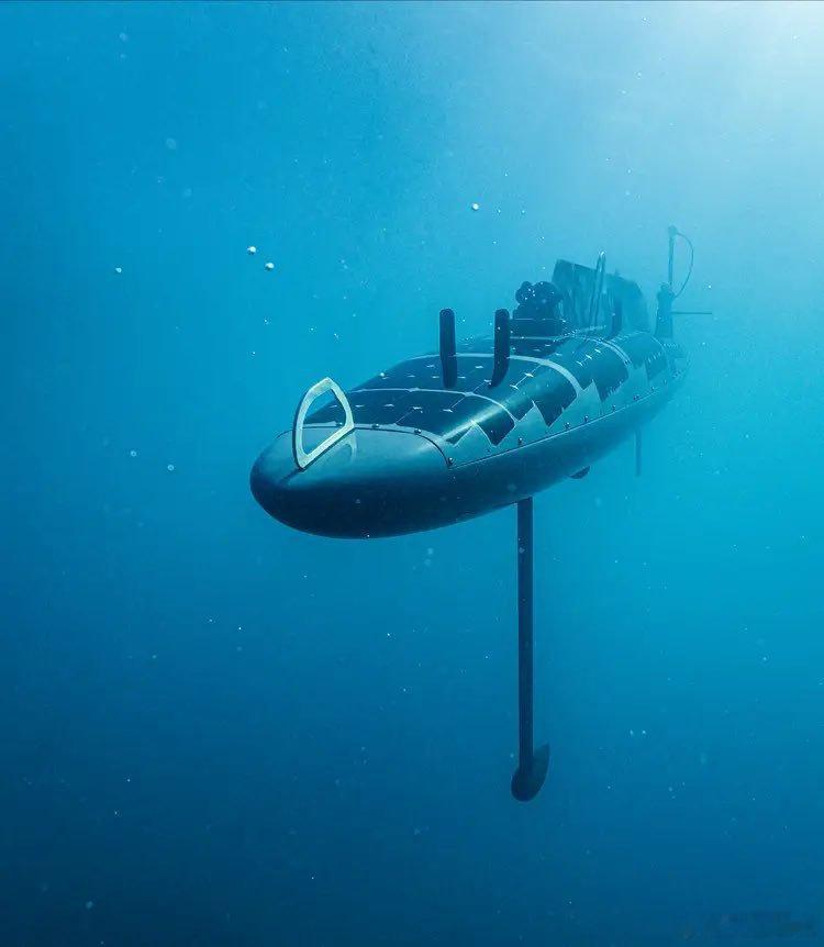 据最新消息，美国军方已在霍尔木兹海峡部署水下无人潜航器，专门执行扫雷任务。水下无