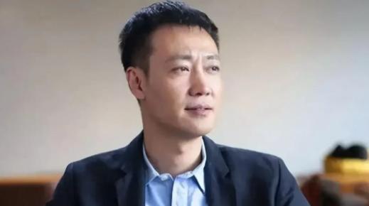 辛柏青说:坚守舞台就意味着清贫，确实挣不到什么钱。我是中国国家话剧院的演员，演话