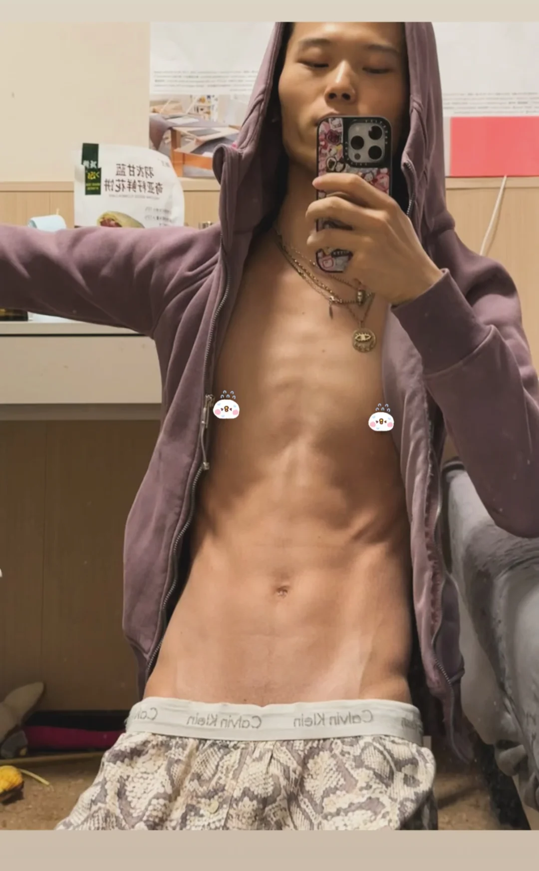 在吗？看看腹肌😋👀😋