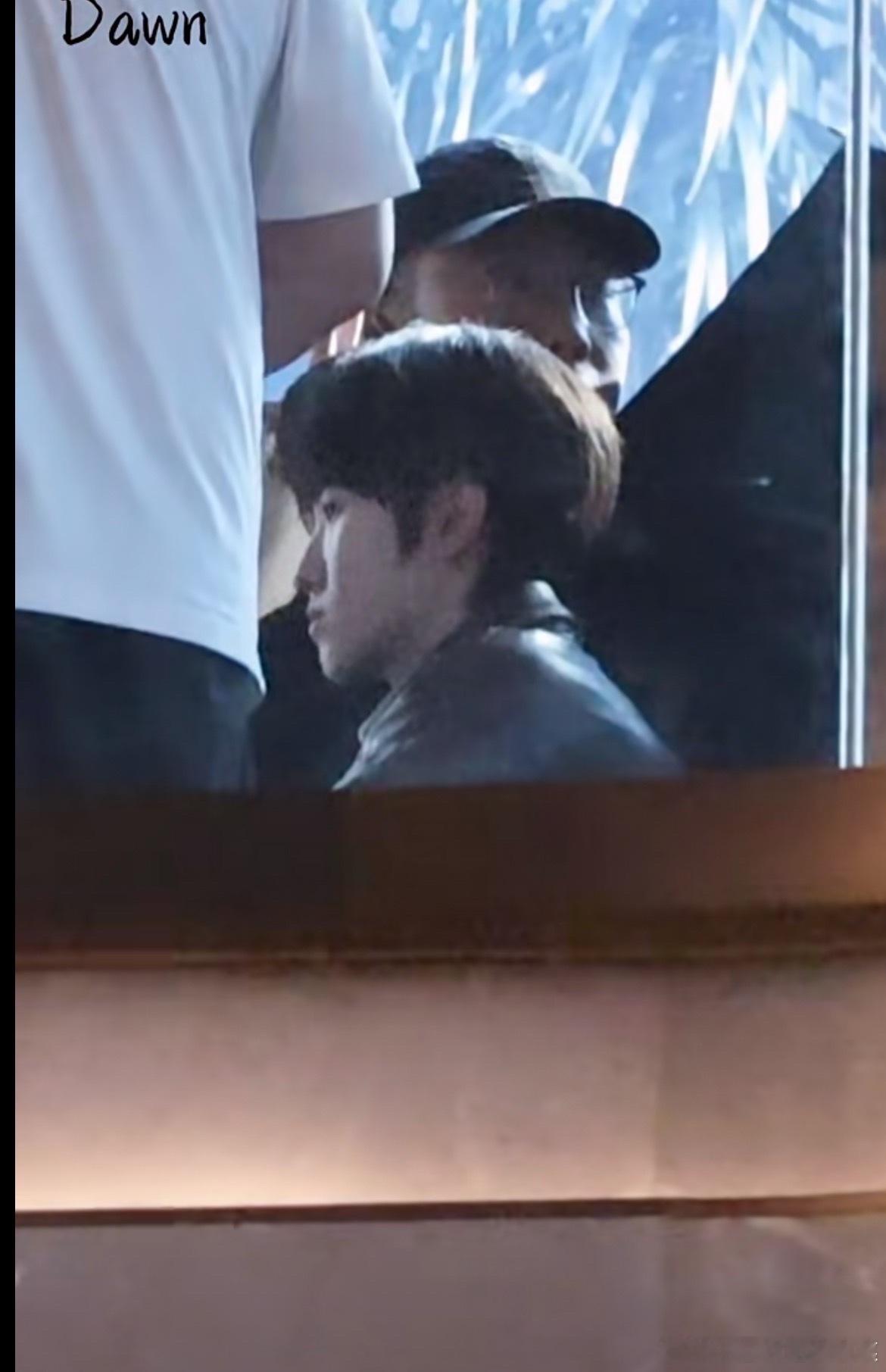 tg左奇函回酒店继续拍 