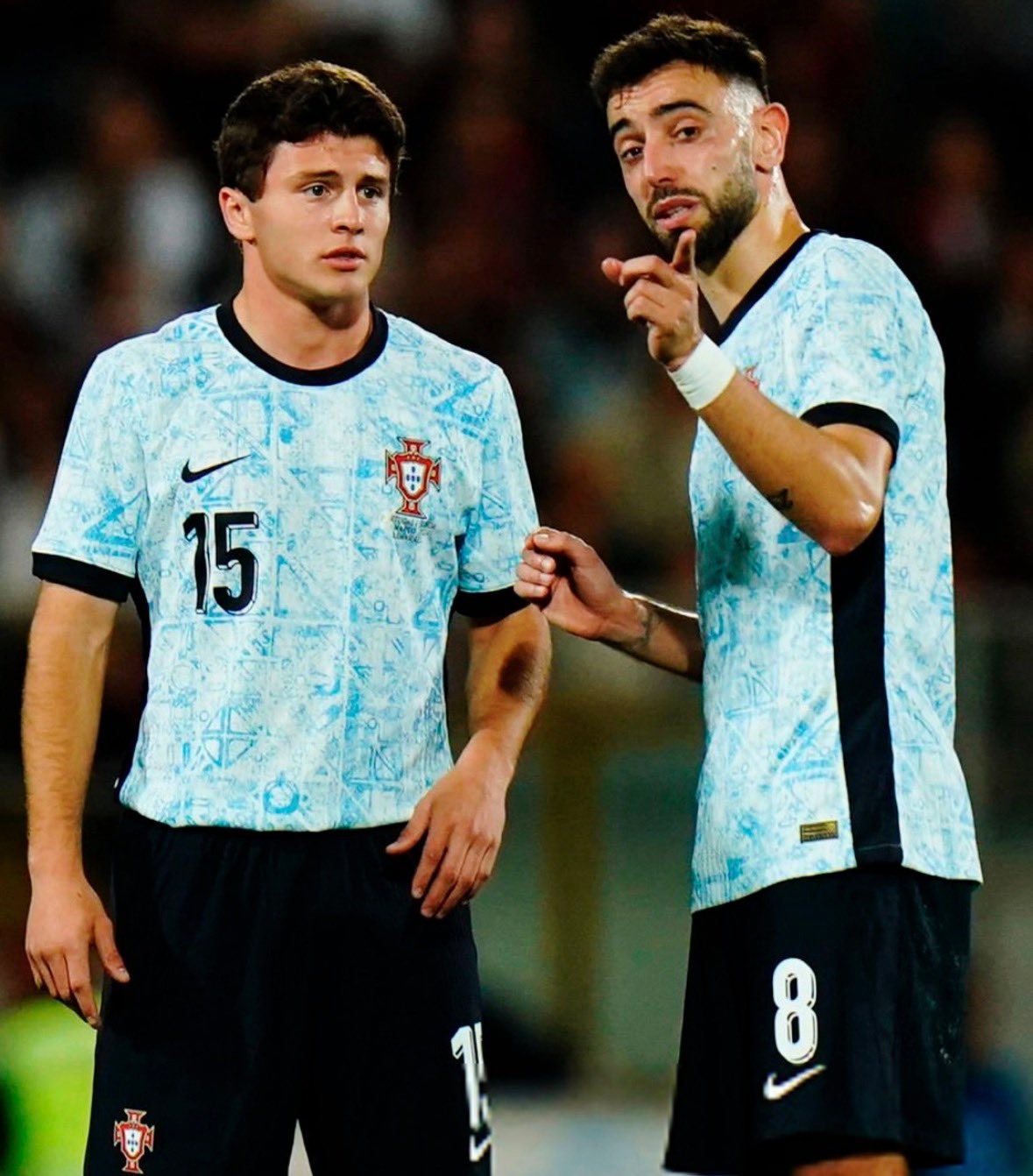 The Athletic：在卡灵顿训练基地，布鲁诺·费尔南德斯经常在走廊里拦下年