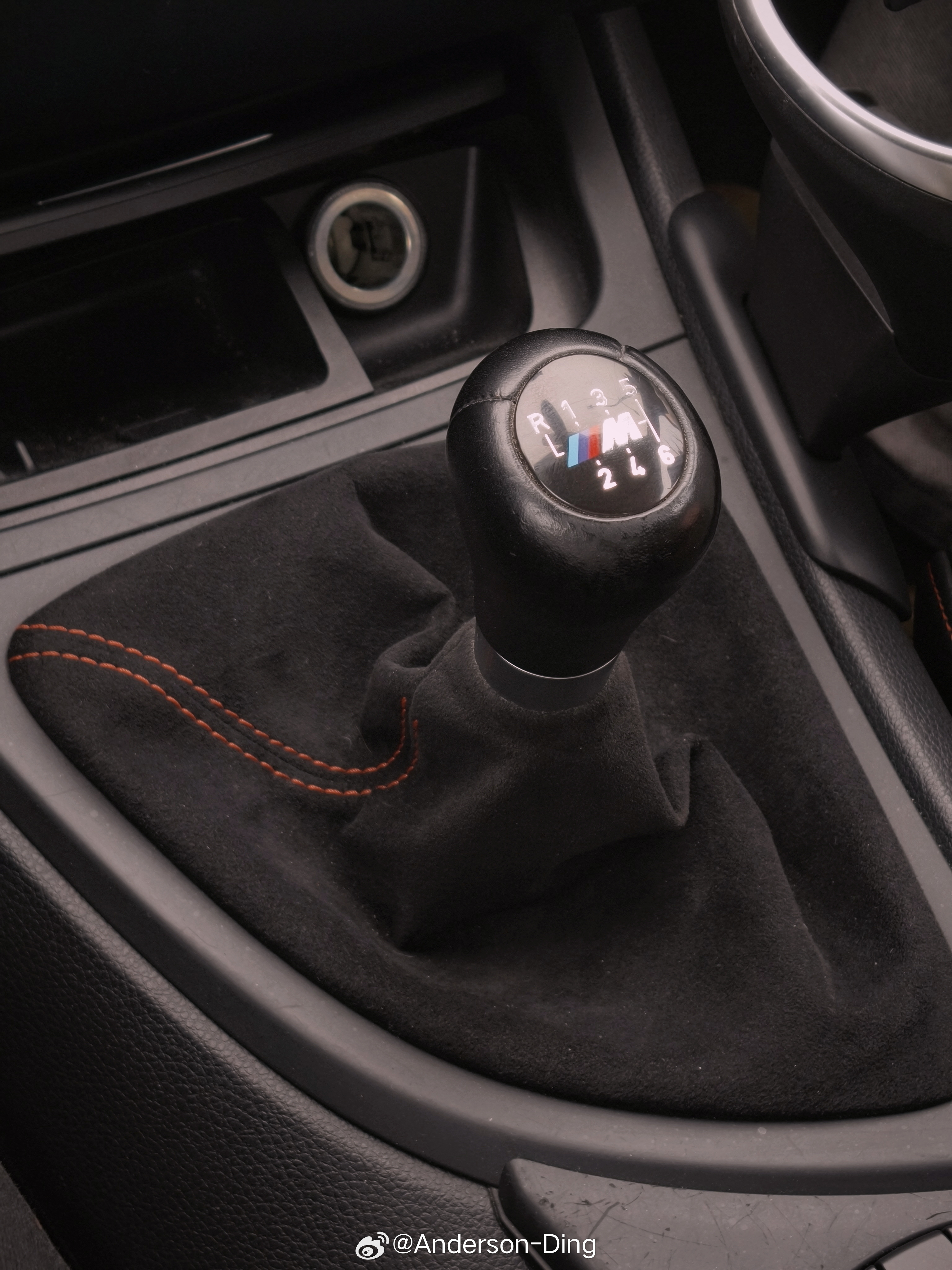 来，我们聊点让人开心的车。在新能源浪潮的席卷之下，能维持住价格的二手老旧燃油车已