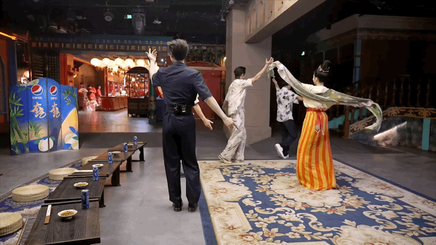 #王鹤棣不会扭脖子##万卷风雅集#路透已经被狠狠帅到！但是这个舞蹈是怎么回事王鹤