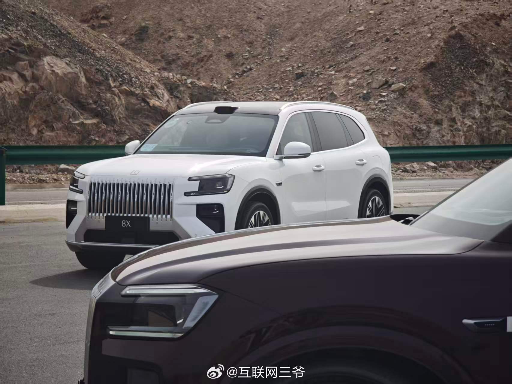 咱也是好起来了，开着极氪8X来敦煌试驾。对我这个南方人来说，第一次开车和沙漠正面