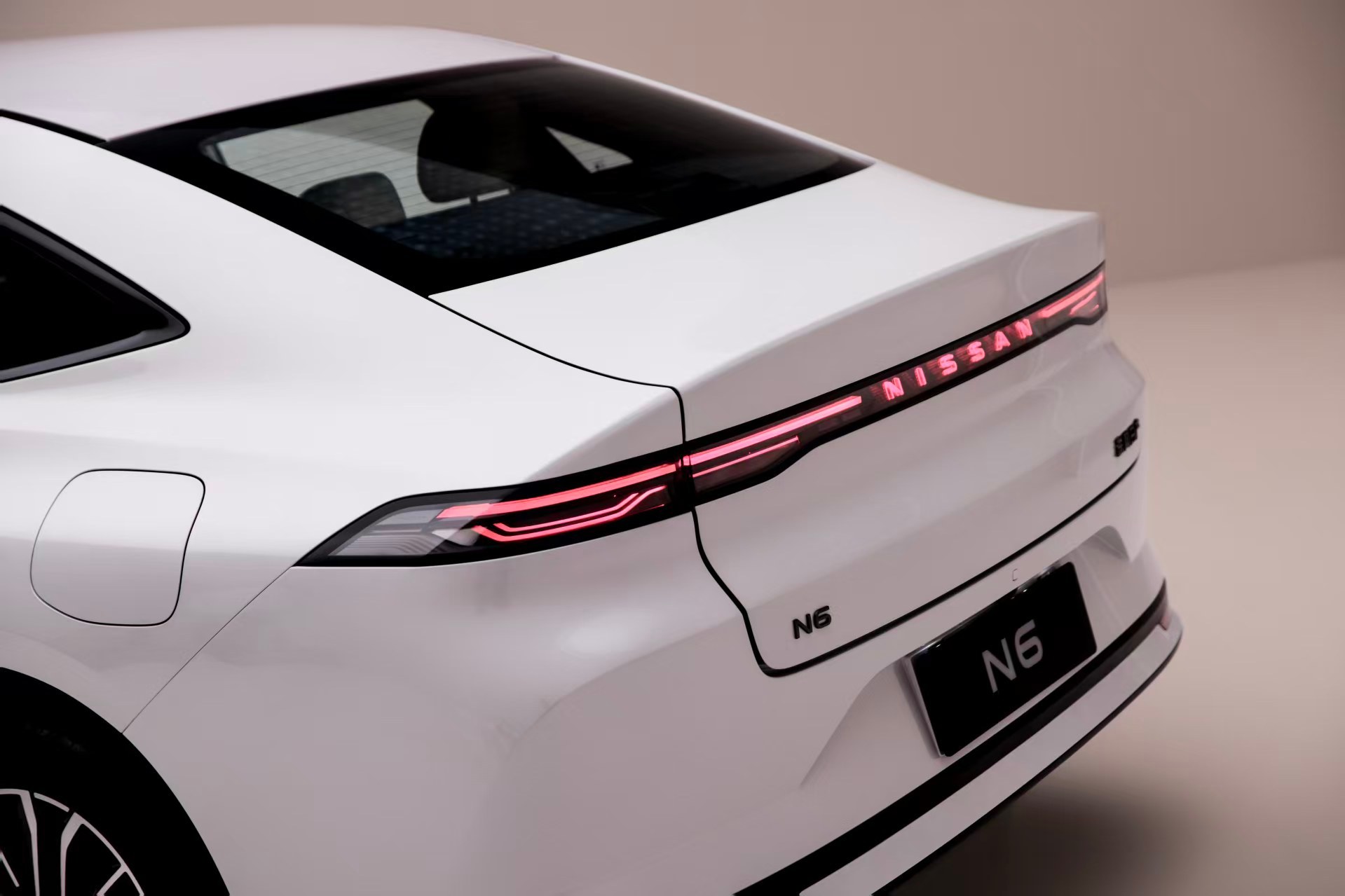 日产N6延续N7“大沙发”优势，整车主打年轻化，座椅带14向调节+12点按摩；空