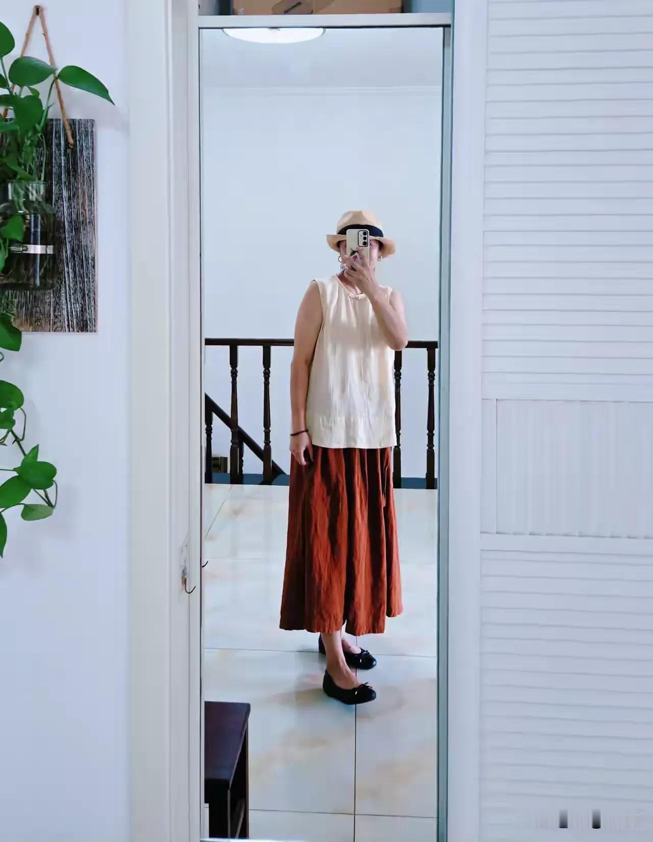 我发现女生岁数越大，越爱穿棉麻制品。因为这种材质夏季凉快还吸汗，而且颜色很好看，