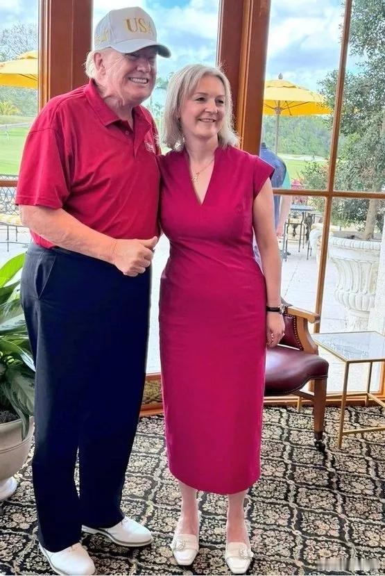 看到这张照片，免不了往另一方面想。

左边这位大家都认识，右边这边估计认识的人已