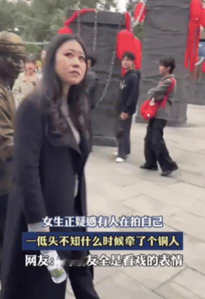 解释不清了！女生和男友逛街，突然被一陌生男人怼脸拍，她起初以为，对方是被自己的魅