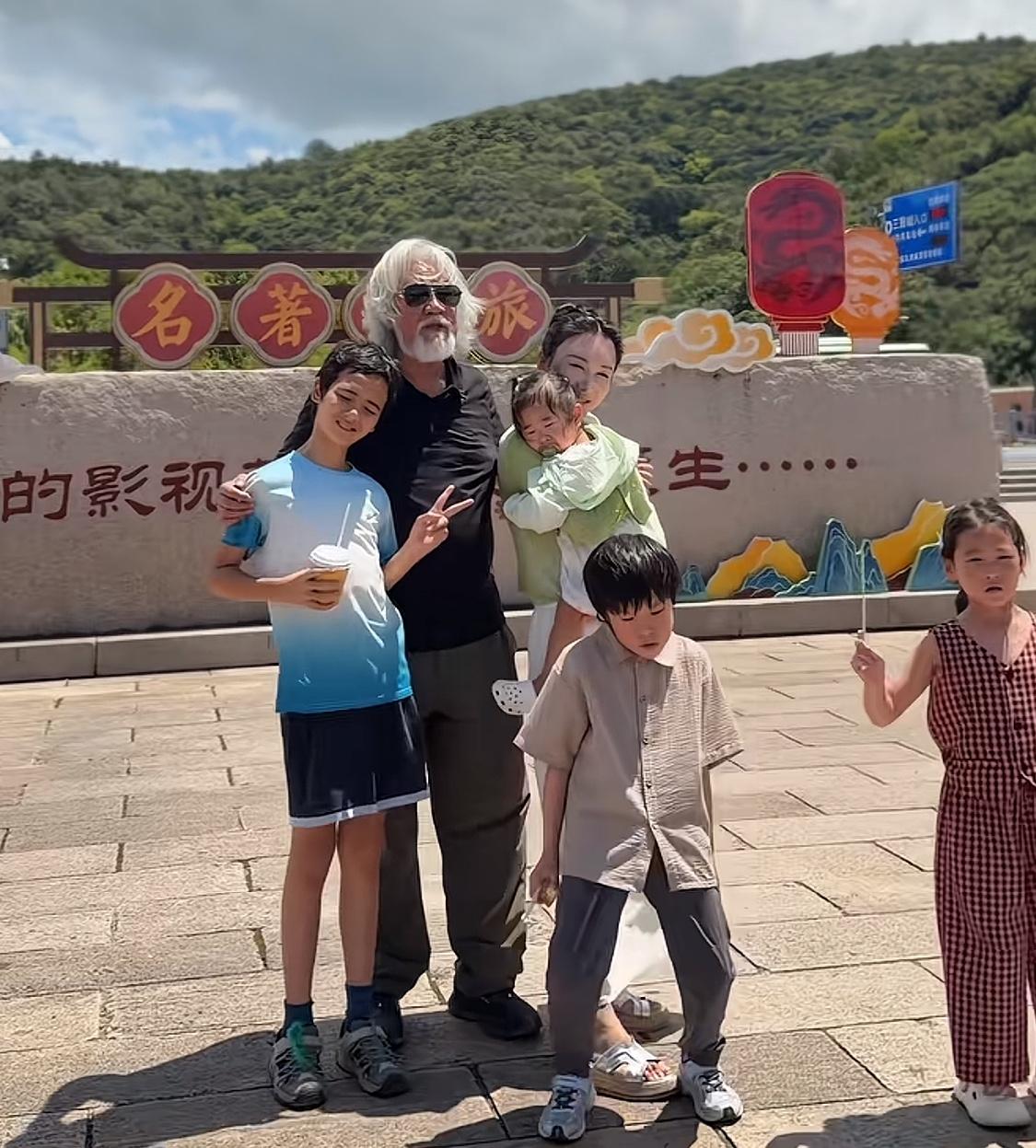 张纪中一家