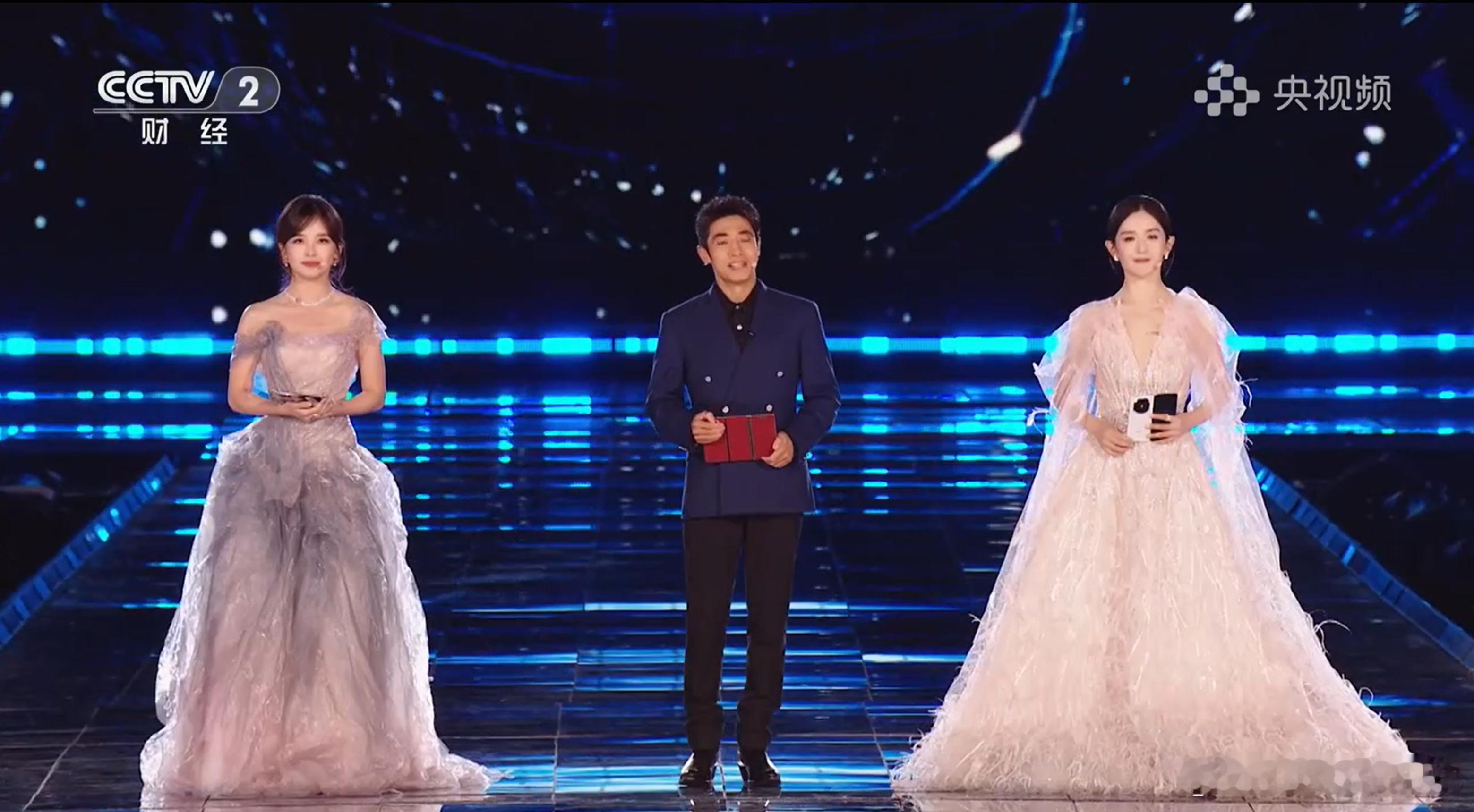 华为折叠屏秒变舞台主持手卡鸿蒙星光盛典太精彩了！作为数码博主最先被吸引的就是主持