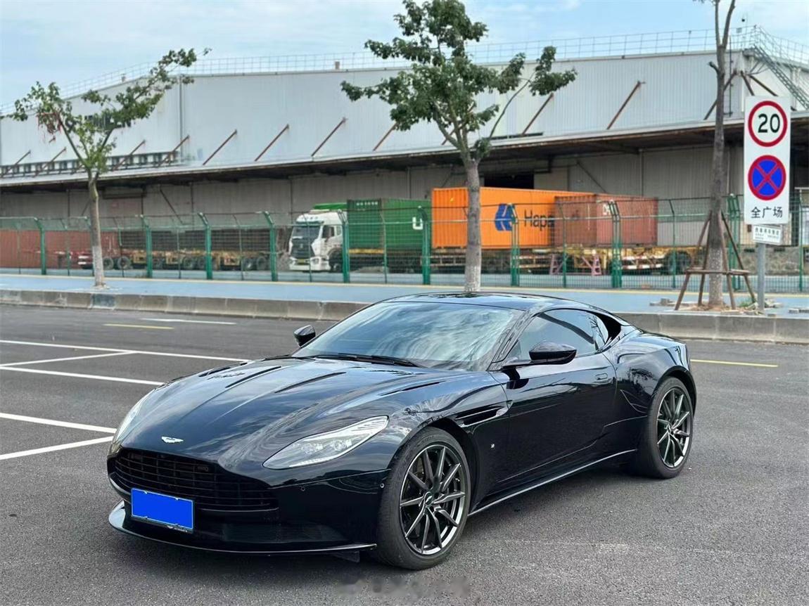 阿斯顿马丁 DB11 5.2T 首发版 黑/黑2017年9月上牌，行驶了1700