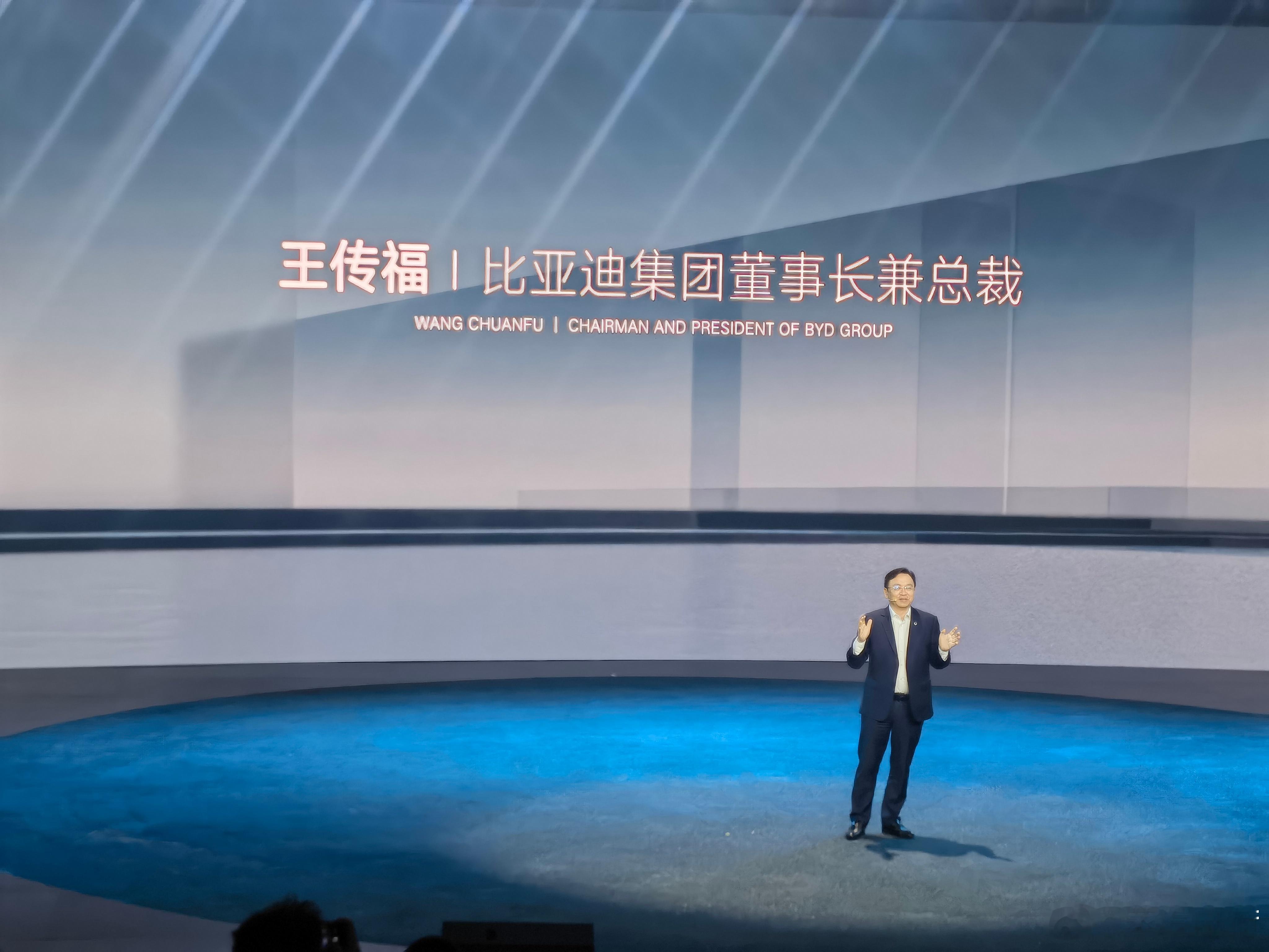 雷鸣般的掌声。老王出马，一个顶俩，此言不虚。  ​​​