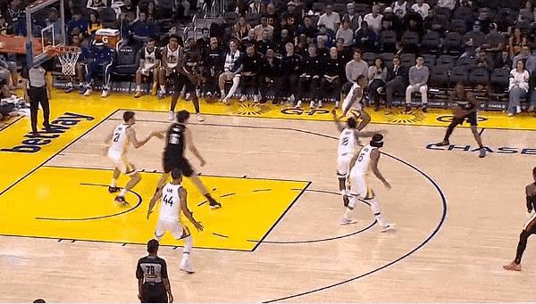 一脸懵！杨瀚森这球居然被吹犯规！
在今天NBA季前赛开拓者与勇士的第四节比赛中，