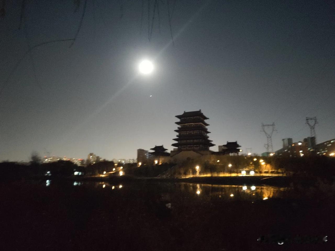 今夜失眠了，凌晨一点多醒来没了丝毫睡意，躺在床上，隔着阳台看着窗外路上偶尔驶过的