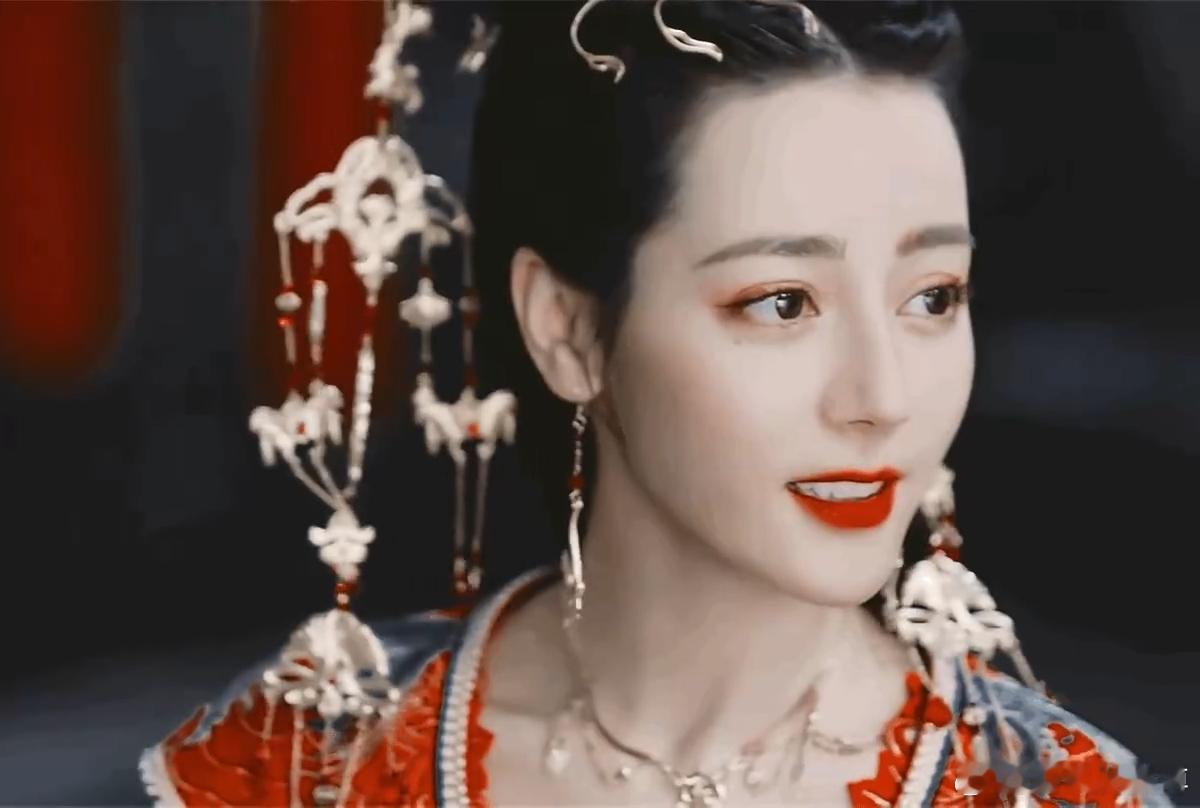 #迪丽热巴第八套DIOR高定# 迪丽热巴长得好看，而且气质很独特，就是长相已于风