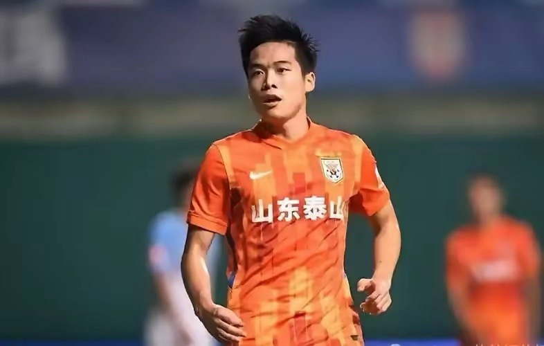 据媒体人郑晋透露，段刘愚在与青岛西海岸的租借合同到期后，拒绝了对方的永久转会邀请