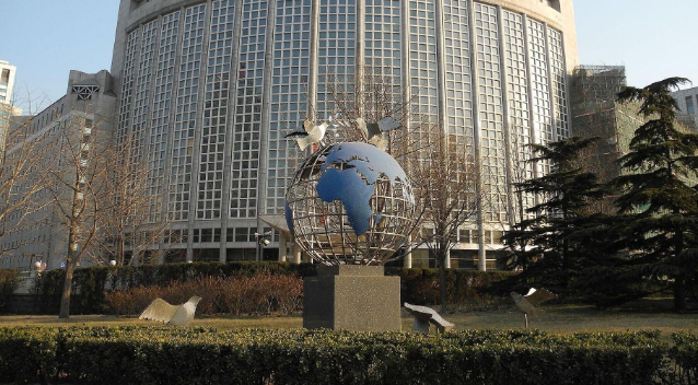 除了演习之外，对美国军工的制裁也没闲着，这就叫双管齐下！中国是全球制造业和许多关