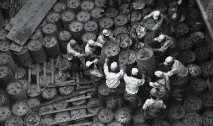 1945年，日本战败投降，他们为了掩盖罪证，将来不及销毁的毒气弹埋在了地下，他们