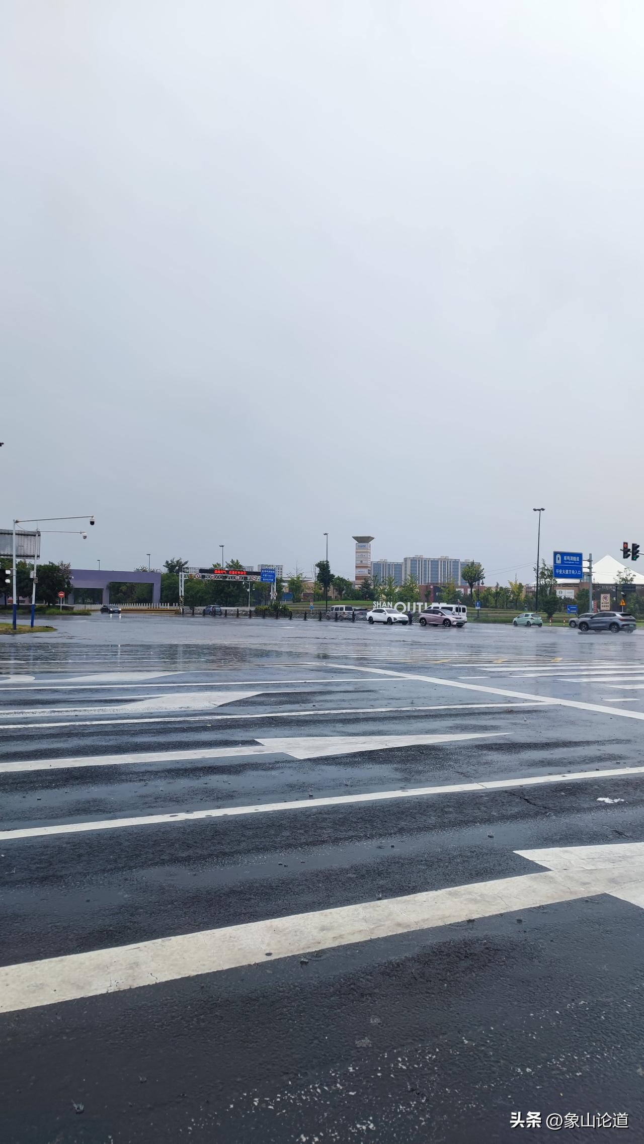 本次的雨连绵不断，以中到大雨为主，并没有出现暴雨的景象。
照片显示的是郑开大道与