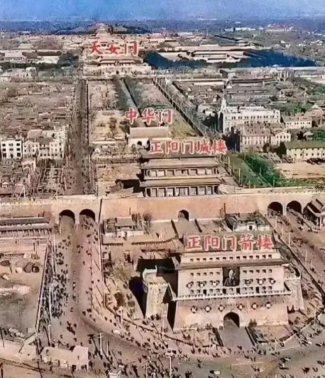 这是天安门最初的模样，可惜的是，在郭沫若的一再建议下，大部分城门被拆除……林徽因