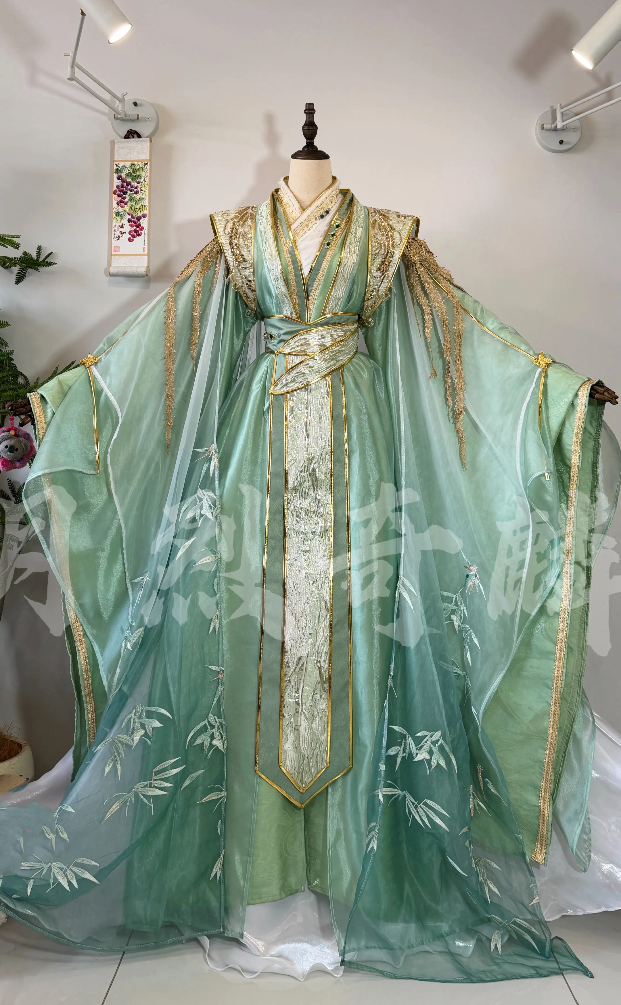 渣反 | 衍生 | 沈清秋cos服。亲亲师尊连领口都是蓝水翡翠的扣儿~