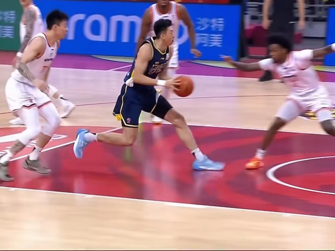 广东40分惨败上海男篮，让主场看球观众脸面都丢尽了


北京时间1月15日晚上，