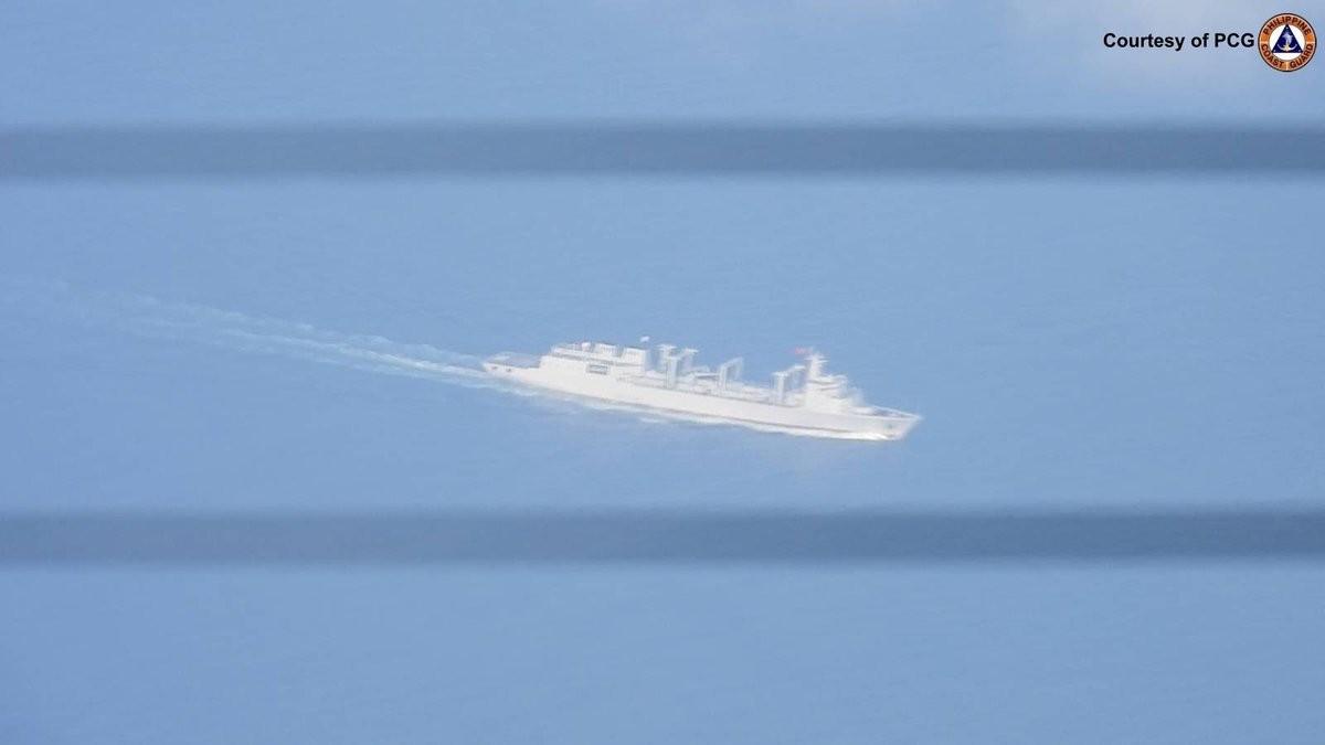 黄岩岛附近，解放军释放非比寻常信号，坦克登陆舰来了

试图侵闯黄岩岛的菲方舰机面