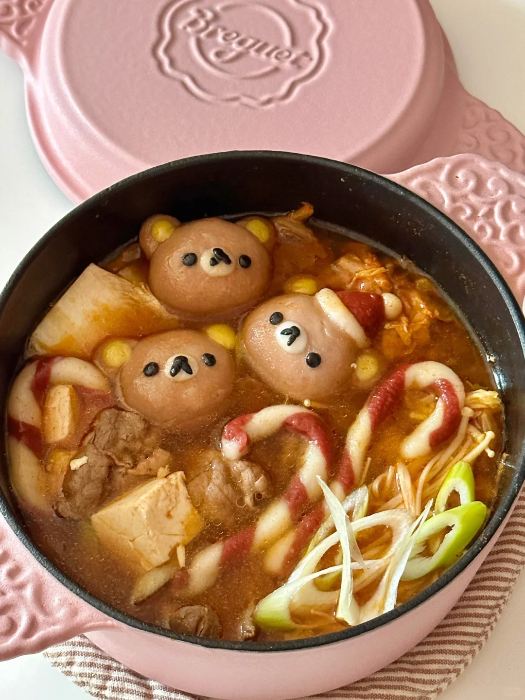 圣诞风轻松熊流心芝士年糕辣白菜肥牛豆腐汤