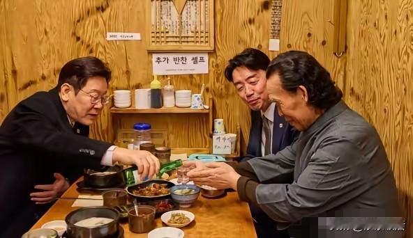 李在明视察市场，与商户喝酒聊天，妥妥的一位“吃货”总统！

敢吃能吃会吃，亲民、