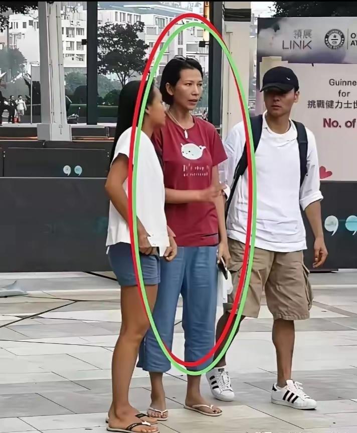谁能想到昔日荧幕女神如今穿搭十分朴素！简单随性的装扮，看着和平常农村大妈没有两样
