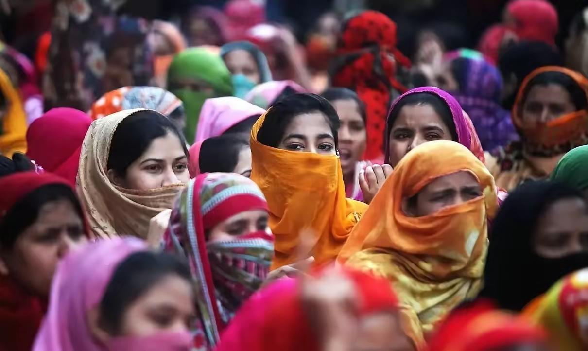 世界各国都在拒签印度签证，印度人醒悟了，可醒悟后更疯狂！最近印度人想出国，简直比