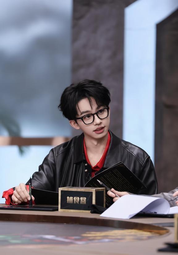 红黑配色也好好看
@何运晨Yancy
穿啥也好看