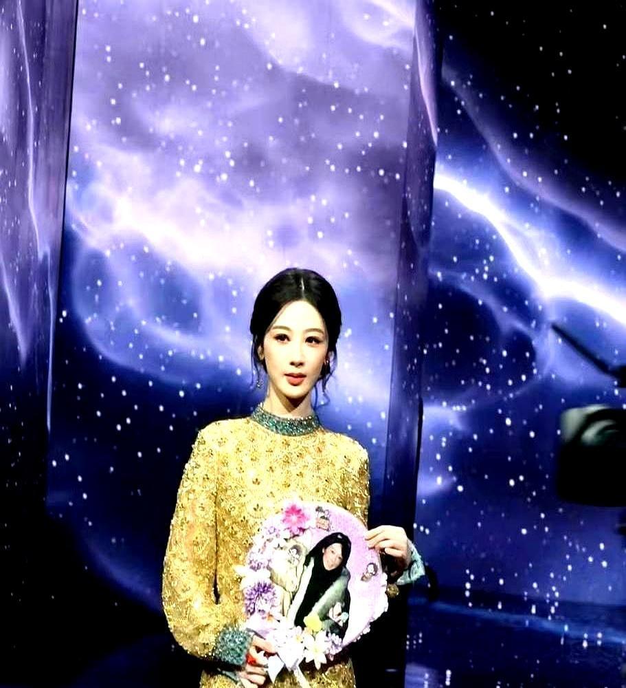 杨紫的座位，左边杨幂，右边肖战，前面一排是张艺谋。
 
电影圈的大佬们，张艺谋、