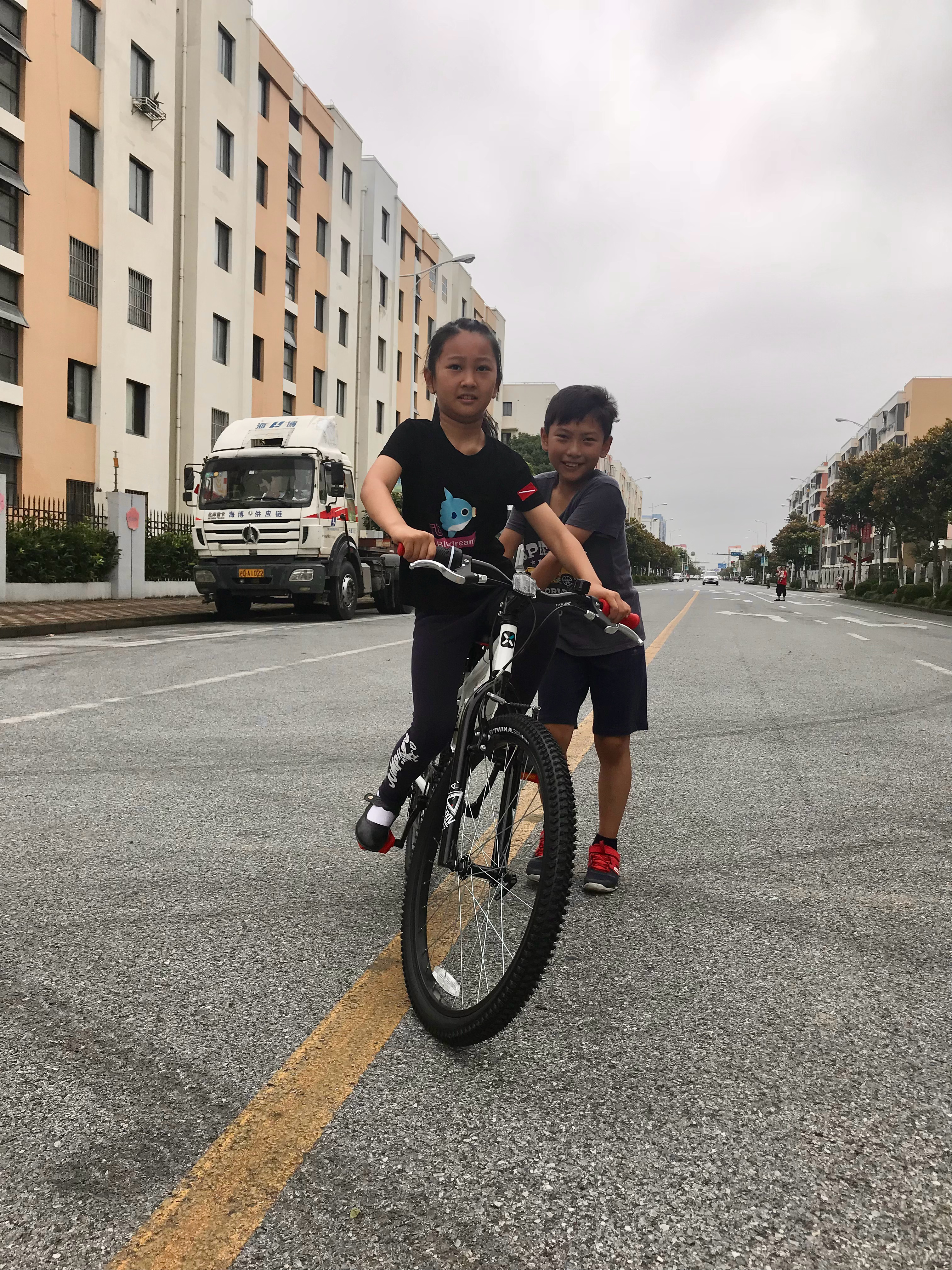 2018.7.7，阿福教妹妹骑车 