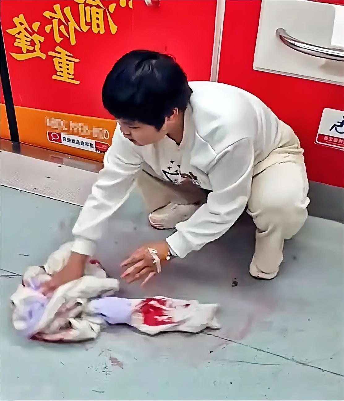 病危女孩地铁吐血，脱外套擦净血迹，善良让人破防
 
3月23日，重庆地铁1号线，