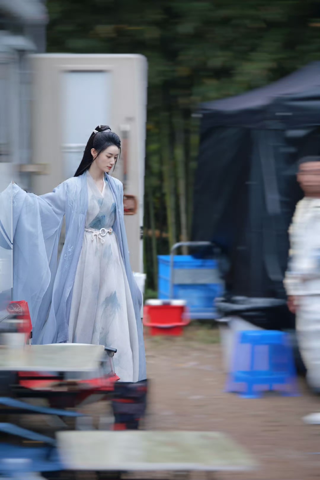 #郭晓婷 女师尊赛道# 小说里的清冷女师尊有了脸，郭晓婷浅蓝色素衣气质绝尘，英气