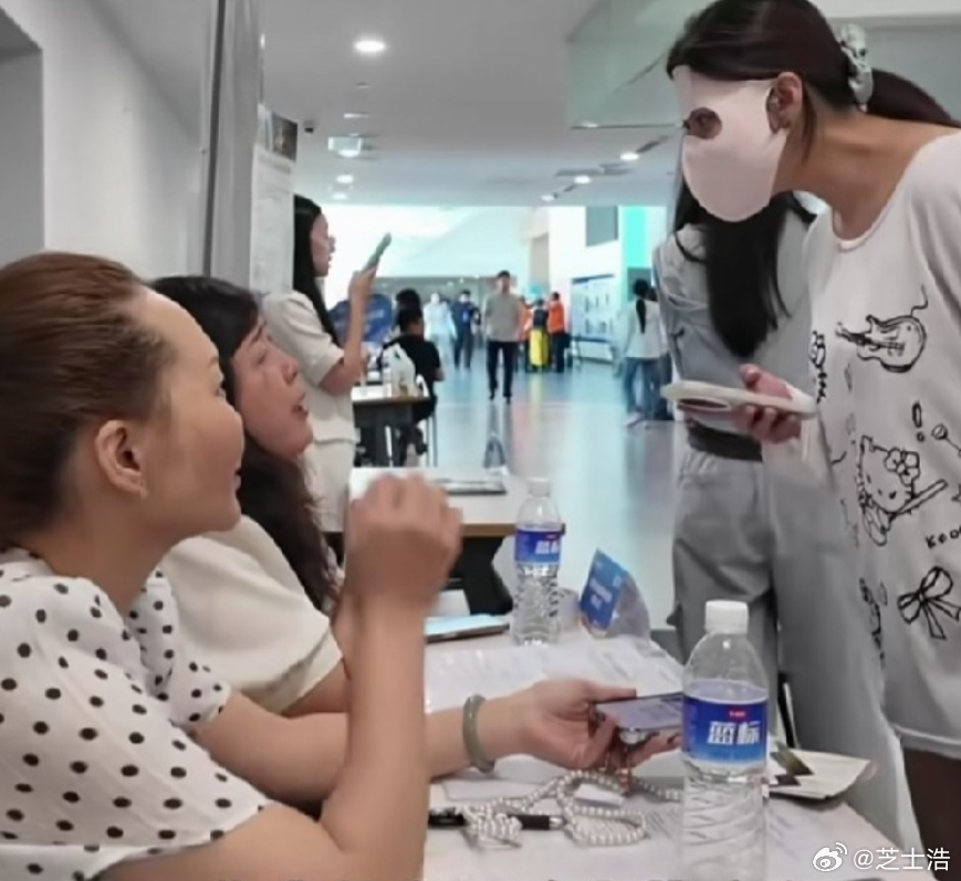 大四女生校招面试，防晒面罩焊脸上，面试官直言：毫无诚意，不会录用校招现场一幕，看