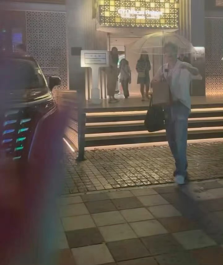 邓为雨中一直挥手给粉丝打招呼邓为提醒粉丝小心车 邓为 