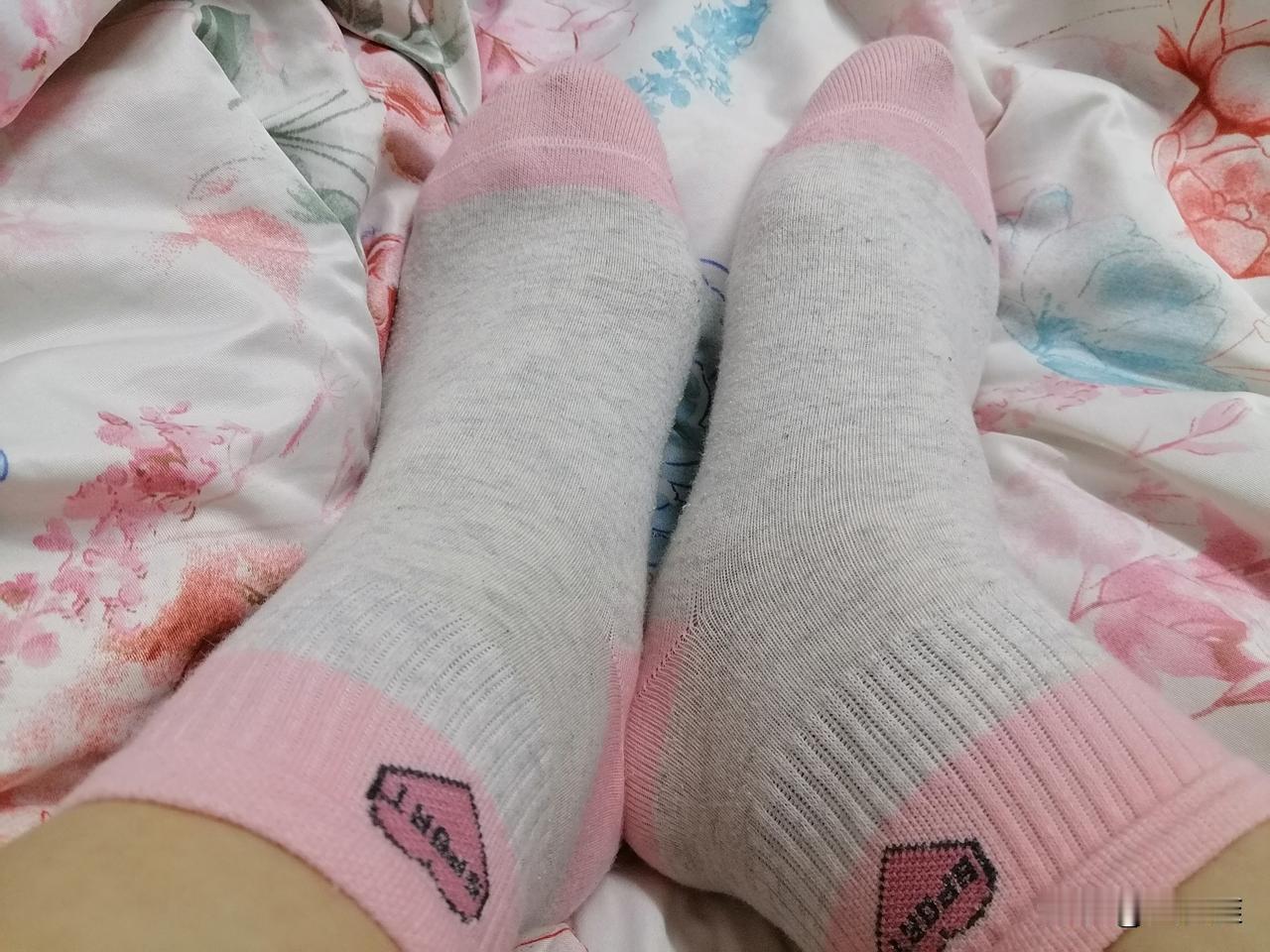 我属于上热下冷的体质，今天看到一位医生介绍，这样体质的类风湿患者，穿袜子睡觉，可