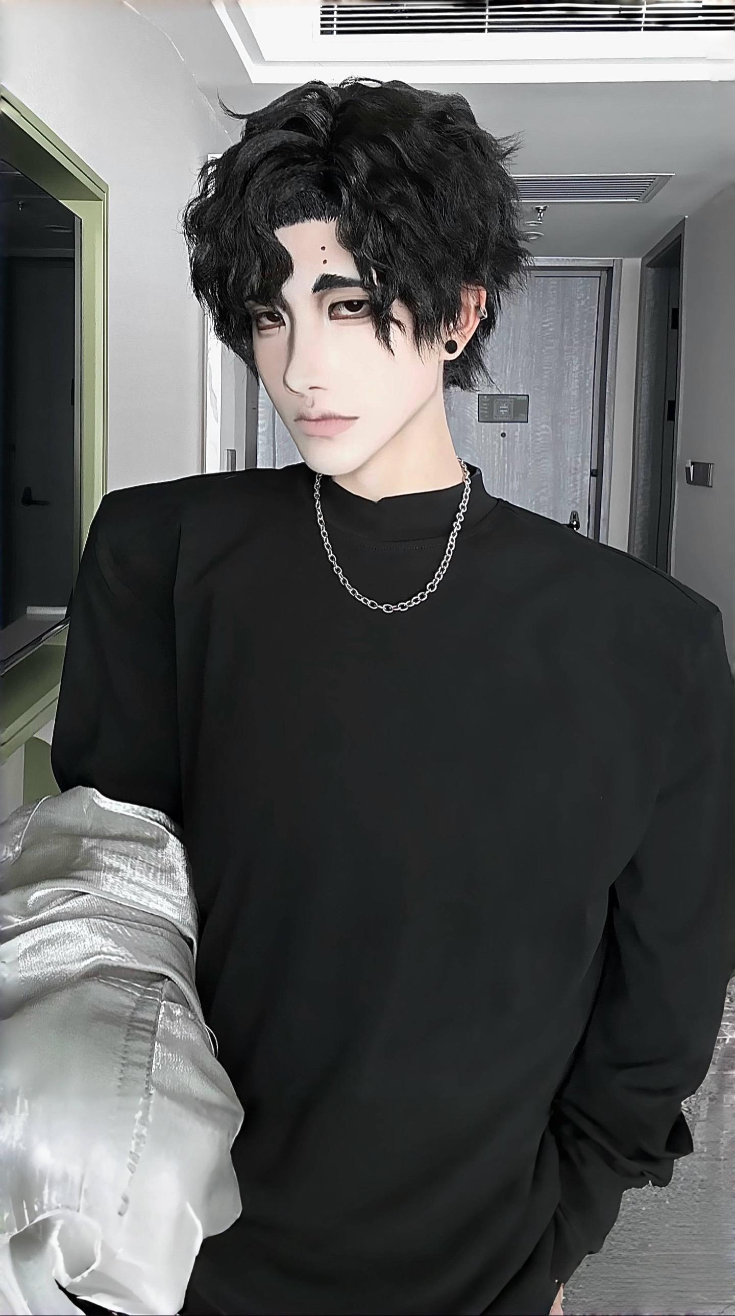 平平无奇190卷发洁癖男。