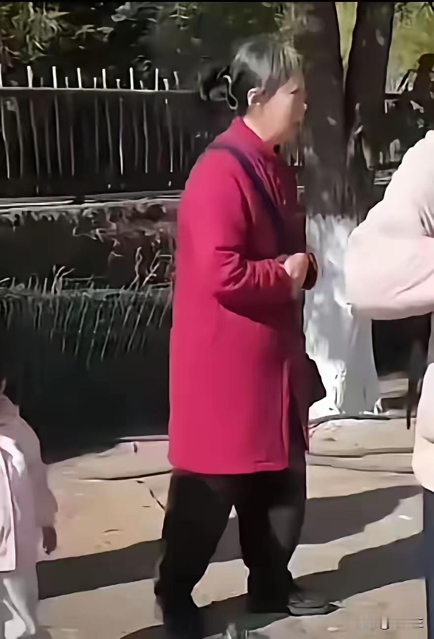 素老三说她每个月1500的退休金，根本花不完，我很好奇她是怎样做到的？
昨天刷到