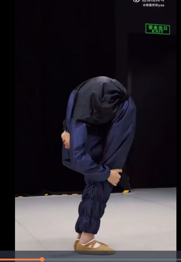 博君一肖 刷到北舞小姐姐靠自己努力，成为战哥伴舞的励志视频我由衷发出感叹“我正面