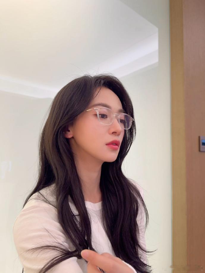 吴谨言麻辣女教师吴谨言看得我想叫老师 吴谨言麻辣女教师的造型真的是又美又酷，简直