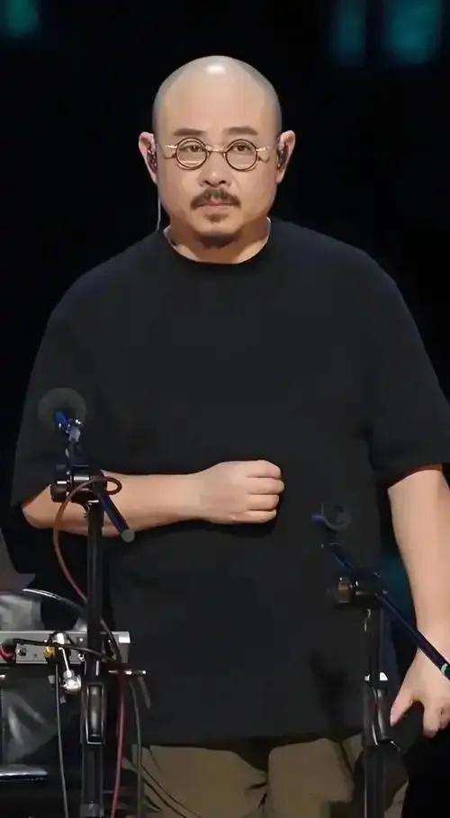 刀郎的演唱会，就一副眼镜，一件黑色T恤上场开唱，不像别的明星都会搞几个造成，或是