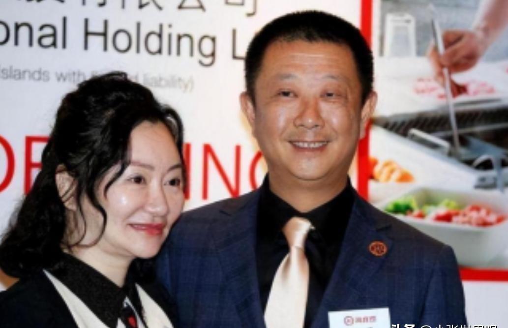 四川一女子为给哥哥还债，不惜陪伴老板24年，没想到老板后来大手一挥，女子身价直接