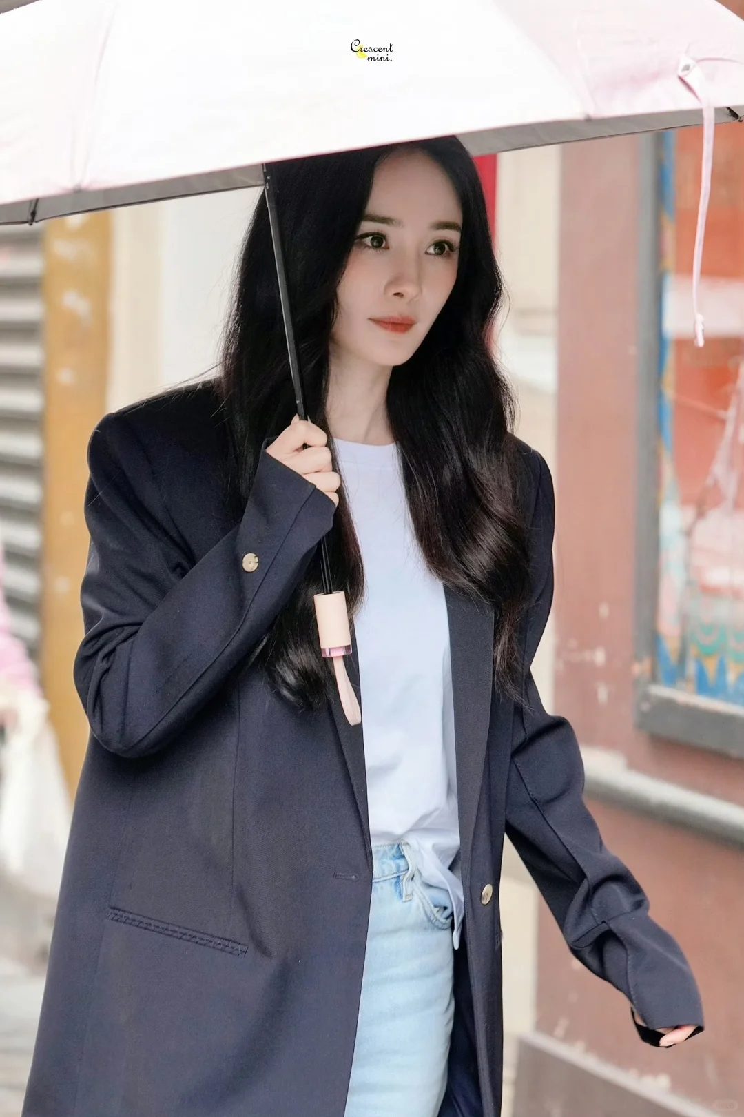 杨幂巴黎出街私服，这一身好适合通勤！