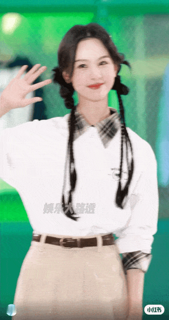 元气兔兔🐰我大吸一口不用华丽的妆造 简单的衣服 站在那里光凭气质就青春靓丽💯